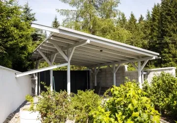 Stavebnímu úřadu dochází trpělivost s neschválenými pergolami a přístřešky