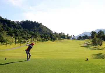 Golfová hřiště potřebují velkou péči o trávníky