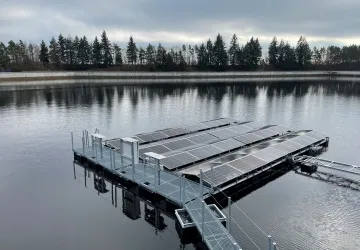 Plovoucí fotovoltaické panely v elektrárně Štěchovice
