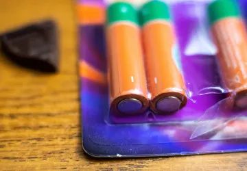 Je lepší kupovat jednorázové baterie, nebo nabíjecí
