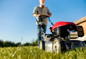 Za práci na zahradě o víkendu může hrozit pokuta