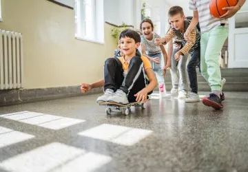 Pokud tráví děti pauzu mezi vyučováním ve škole, má jim být zajištěn dozor