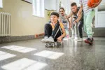 Pokud tráví děti pauzu mezi vyučováním ve škole, má jim být zajištěn dozor