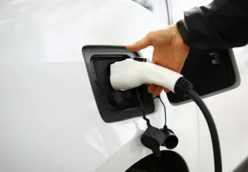 Koupě elektromobilu byla katastrofa, lituje novinář