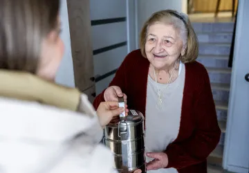 Dotované obědy pro seniory často nabízí pečovatelské služby, oblastní charita i místní nemocnice.