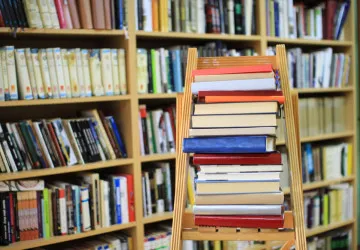 Staré knihy nemusíte tahat do antikvariátu, výkupčí přijede za vámi Staré knihy nemusíte tahat do antikvariátu, výkupčí přijede za vámi