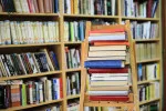 Staré knihy nemusíte tahat do antikvariátu, výkupčí přijede za vámi Staré knihy nemusíte tahat do antikvariátu, výkupčí přijede za vámi