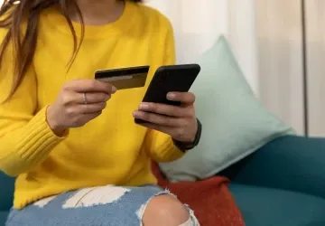 Stačí pár nečekaných transakcí a banka dá ultimátum a následně zablokuje celý účet