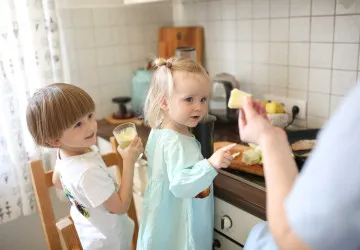 Rodiče mohou často balancovat mezi zdravými a méně zdravými variantami ranního jídla.