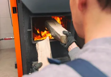 Zjistěte, zda při topení dřevem neriskujete pokutu