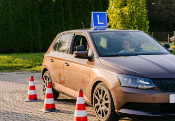 Zvládli byste dnes bez problémů projít testy v autoškole?