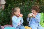Podle odborníků je nejlepší připravit dětem kvalitní domácí svačinu a otevřeně s nimi diskutovat o nutriční hodnotě potravin. Podle odborníků je nejlepší připravit dětem kvalitní domácí svačinu a otevřeně s nimi diskutovat o nutriční hodnotě potravin.