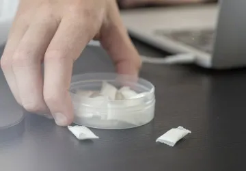 Česku hrozí zákaz e-cigaret a nikotinových sáčků