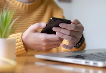 Mobil máme v ruce víc než klíče. I proto je čím dál častějším cílem hackerů, obzvlášť pokud ho nikdy nevypínáte.
