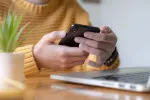 Mobil máme v ruce víc než klíče. I proto je čím dál častějším cílem hackerů, obzvlášť pokud ho nikdy nevypínáte.