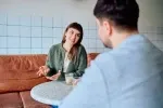 Muži stále častěji odmítají tradiční rozdělení rolí ve vztahu. 