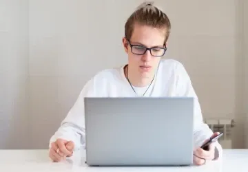 Mladí lidé jsou stále častěji nezaměstnaní. Mladí lidé jsou stále častěji nezaměstnaní.