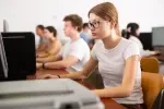 Na pražské střední mohou studenti bez problémů využívat při přípravě do školy AI.