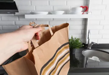 Dobrovolníci mohou nákup přinést až k vám domů 