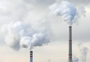 Komíny elektrárny spalující uhlí