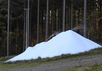 Umělý sníh na sjezdovce Nová Skalka na Ještědu (11. října 2022)
