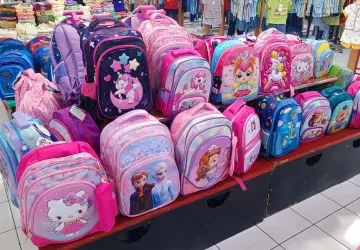 Dětem u školních batohů záleží na stylu, zatímco rodičům na kvalitě, nízké hmotnosti a ergonomii.