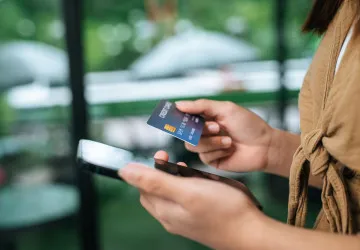 Češi si 26. října ráno nebudou moci zaplatit kartou online