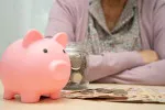 Zánik šedé ekonomiky a přechod pracovníků do legálního pracovního poměru by teoreticky umožnil skokové navýšení starobních důchodů. Zánik šedé ekonomiky a přechod pracovníků do legálního pracovního poměru by teoreticky umožnil skokové navýšení starobních důchodů.