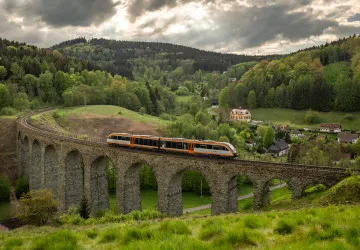 Novinský viadukt najdete v údolí lemovaném malebnými chalupami a lesem, kde i v hlavní sezóně bývá minimum návštěvníků.