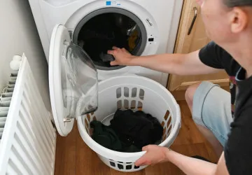 Proč nenechávat dvířka pračky otevřená?