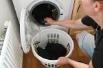 Proč nenechávat dvířka pračky otevřená?