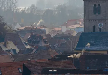 Kouřící komíny na vesnici