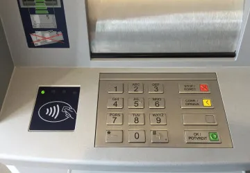 Znáte pravidla pro výběr z bankomatů?