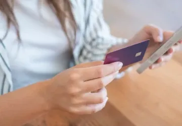 Přiložíte platební kartu k mobilu a můžete přijít o peníze