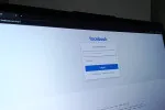 Během výkonu práce by zaměstnanec neměl trávit čas třeba na Facebooku.