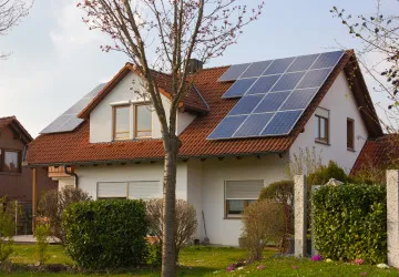 Rodinný dům připravený na budoucnost – solární panely, nová fasáda a úsporné technologie. 