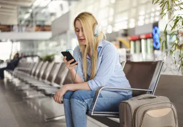 Veřejné Wi-Fi sítě na letištích nebo v kavárnách působí pohodlně, ale mohou skrývat nečekaná rizika.