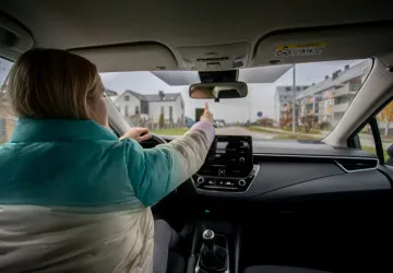 Při cestě na vzdálenou pobočku nebo za klientem vzniká zaměstnanci nárok na cestovní náhrady.