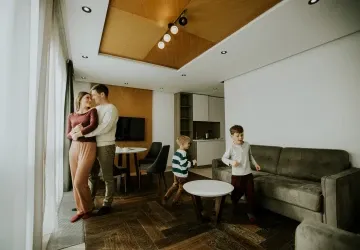 Mladým se dnes od rodičů nechce a zůstávají co nejdéle