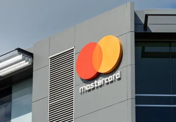 Mastercard musí vrátit peníze milionům lidí, a to i těm, kteří mají karty Visa.