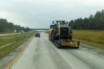 Nadrozměrné transporty bez platného povolení představují pro dálniční provoz obrovské riziko. Nadrozměrné transporty bez platného povolení představují pro dálniční provoz obrovské riziko.