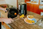  Horkovzdušné fritézy si získaly popularitu rychlou přípravou jídla, dnes je ale nahrazují univerzálnější spotřebiče.