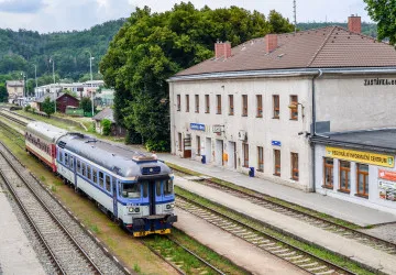 Zdevastované veřejné toalety v novém přestupním terminálu bude muset obec vyčistit a opravit.