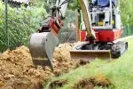 Na zahradě si vykopali retenční nádrž pro sběr dešťové vody Na zahradě si vykopali retenční nádrž pro sběr dešťové vody