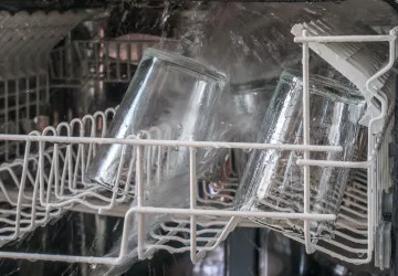 Ne všechny sklenice, které vytáhnete z myčky, jsou nádherně lesklé