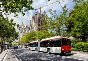 Kloubový Solaris Urbino 18M electric v ulicích Barcelony
