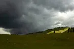 Během úterního večera a středy zasáhnou Česko intenzivní deště s úhrny až 40 mm a ojedinělé bouřky.