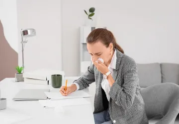 Máte rýmu, ale nechcete hned na neschopenku? Zaměstnanci mohou volit mezi home office, sick days nebo čerpáním dovolené.