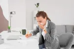 Máte rýmu, ale nechcete hned na neschopenku? Zaměstnanci mohou volit mezi home office, sick days nebo čerpáním dovolené.