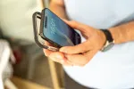 Při podezření je nejlepší požádat dotyčného, aby svůj mobil z krytu vyndal. Při podezření je nejlepší požádat dotyčného, aby svůj mobil z krytu vyndal.